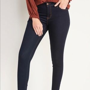 NWT. Old Navy mid rise super skinny jeans